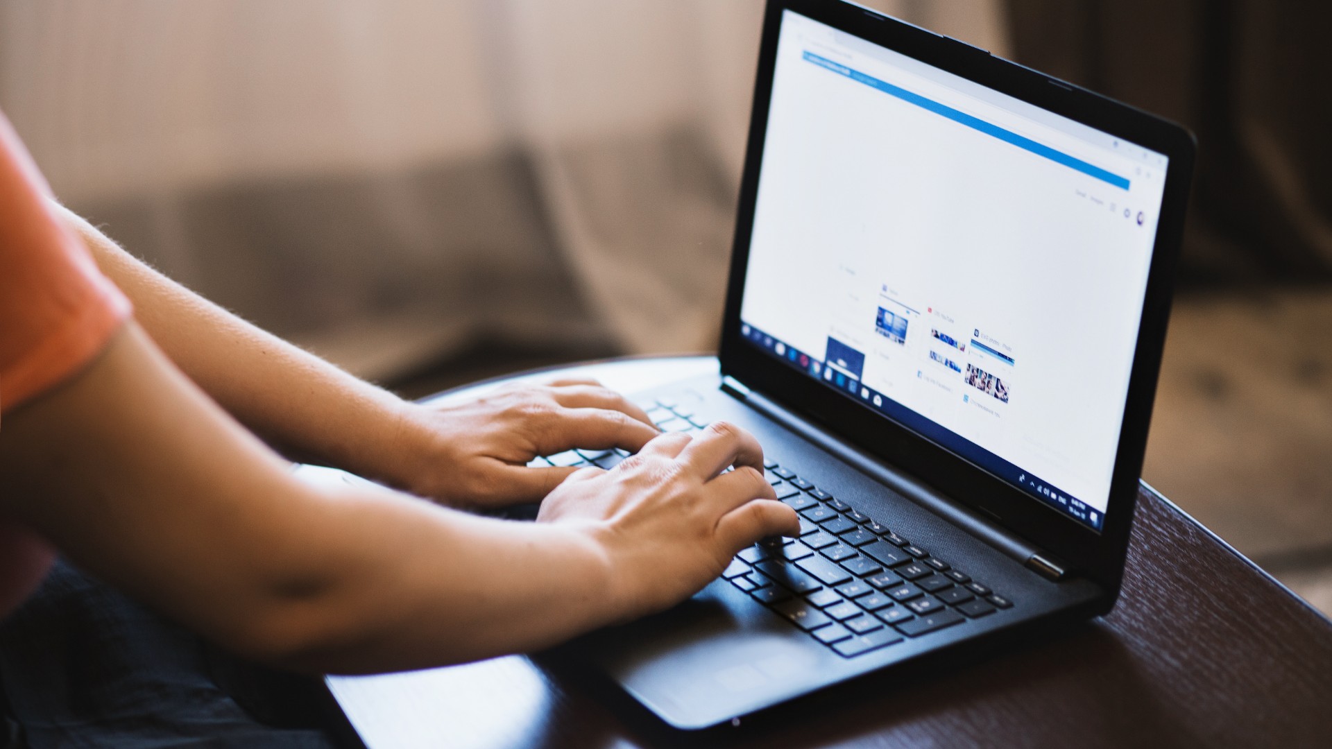 Personne utilisant un ordinateur portable.