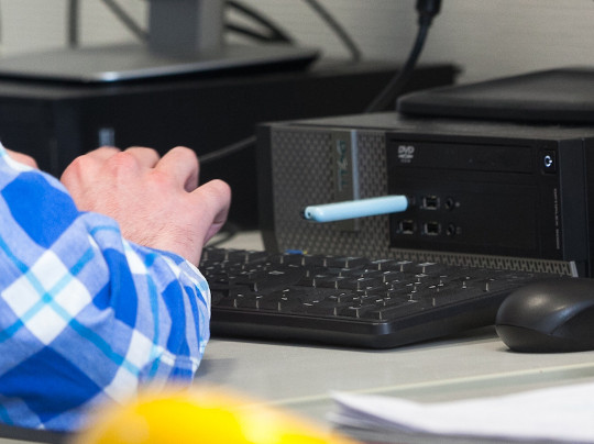 Différents matériels informatiques exposés, représentant des équipements électroniques comme des ordinateurs et accessoires, souvent utilisés dans les environnements professionnels.