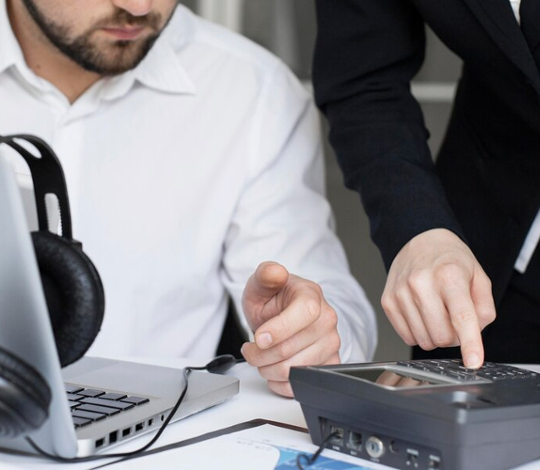 Collaboration en entreprise avec des outils de CRM et VoIP, illustrant l'intégration des systèmes pour améliorer la gestion des communications et des relations clients.