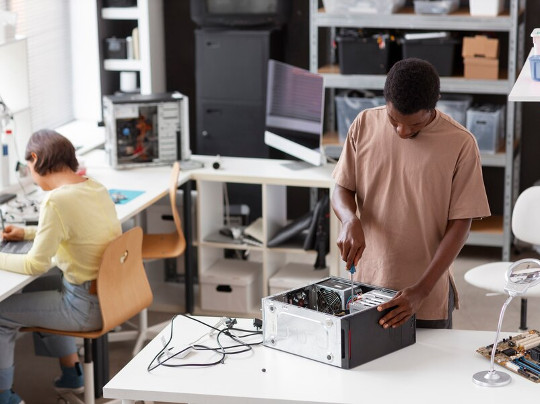 Investir dans du matériel reconditionné permet aux entreprises de s’équiper avec des appareils haut de gamme à un prix réduit