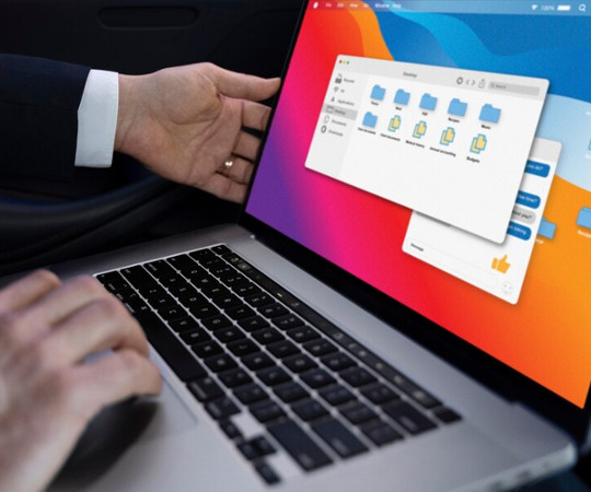 Homme consultant des documents téléchargés sur son ordinateur portable et son smartphone, en utilisant des applications sécurisées pour protéger les données
